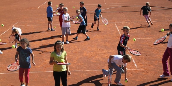 Erste Übungen mit dem kleinen Filzball